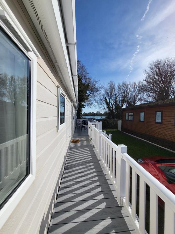 Idyllic Lakeview Lodge Chichester Bagian luar foto