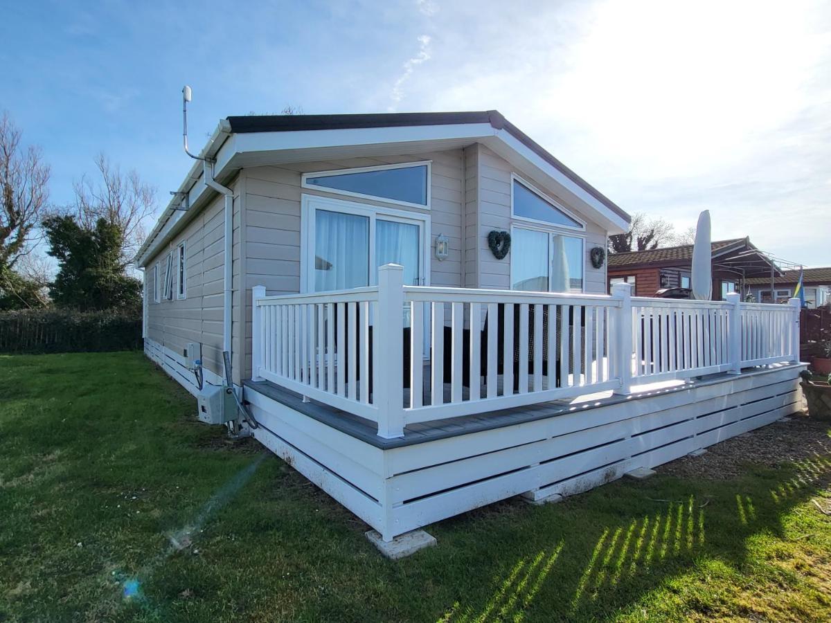 Idyllic Lakeview Lodge Chichester Bagian luar foto